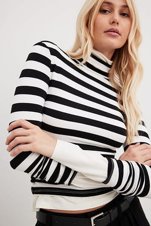 White/Black stripe Topp med striper, lange ermer og rullekrage