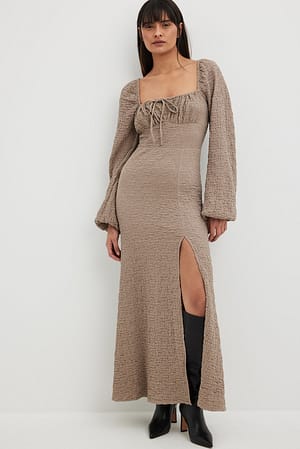Taupe Teksturowana sukienka midi z miseczkami