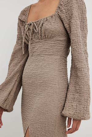 Taupe Teksturowana sukienka midi z miseczkami