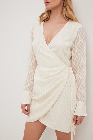 Off White Gestructureerde gedrapeerde mini-jurk met overslag