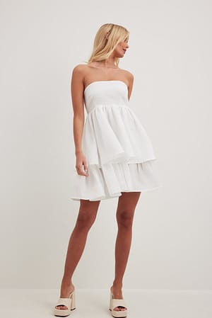 White Bandeau-kjole med struktur og volum