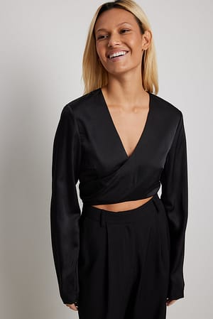 Black Bluse i satin med V-hals og bindebånd foran