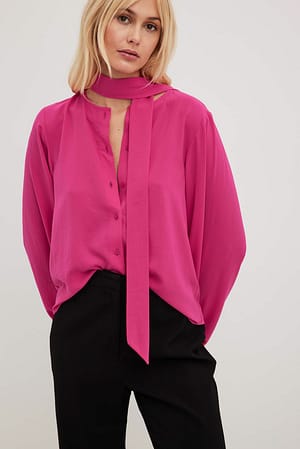Pink Bluse med lange ermer og knyting i halsen