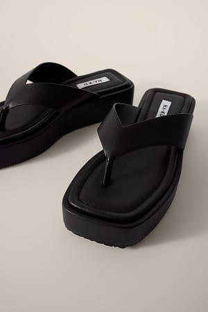 Black Slippers met platte vorm en teenband