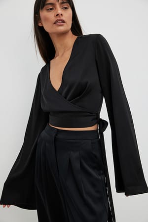 Black Blusa de raso con mangas anudadas y cruce en el frente