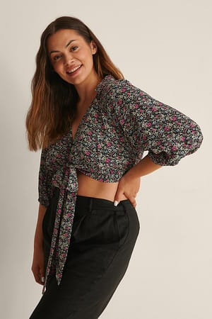 Black Flower Print Bluse med snoet front og korte ærmer