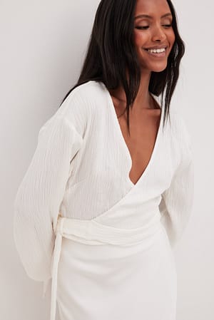 White Bluse mit überlappendem V-Ausschnitt und Bindeband vorne