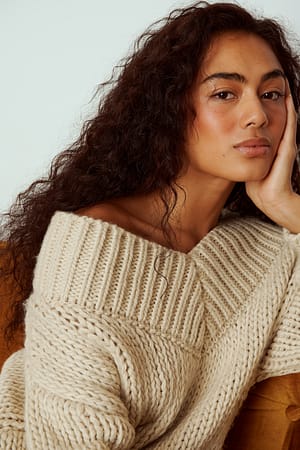 V-neck Oversized Knitted Sweater Beige | NA-KD