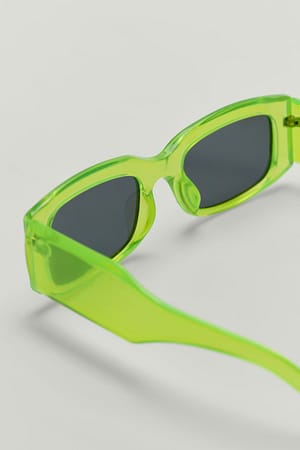 Lime Rechthoekige zonnebril met wijde pootjes