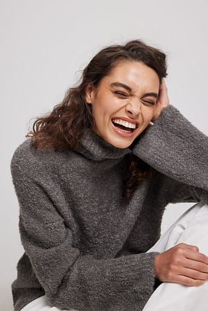 Grey Strikket sweater i uldblanding med rullekrave
