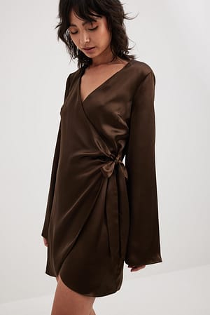 Brown Satynowa sukienka o fasonie kopertowym