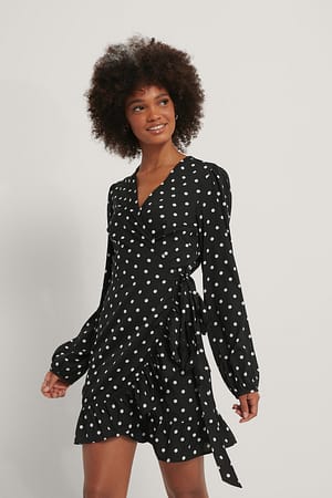 Black Polka Dot Slå-om-kjole