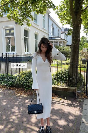 Offwhite Ribgebreide jurk met uitlopende mouwen