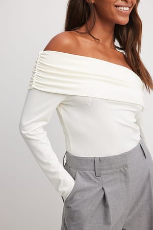 Offwhite Off shoulder jerseytop