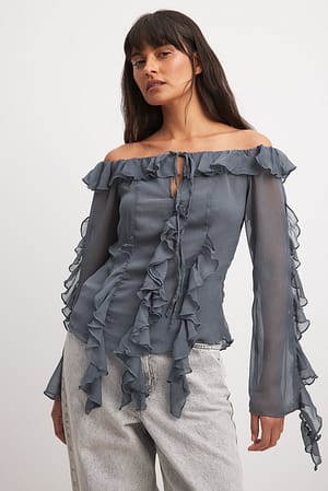 Grey Bluse med uten skuldre med volanger i chiffon