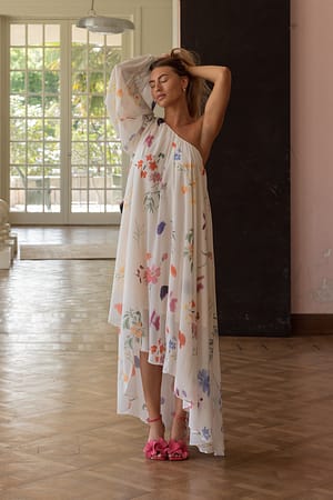 Flower Print Asymmetrisches fließendes Kleid mit einem Ballonärmel