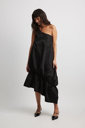 Black Asymmetrisk kjole med volum og en skulder