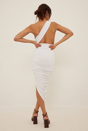 White Ingerimpelde jurk met one-shoulder
