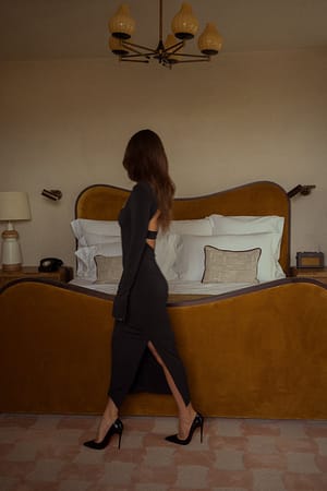 Black Sukienka midi z odsłoniętymi ramionami