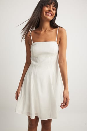 White Minikjole med åben ryg og stropper