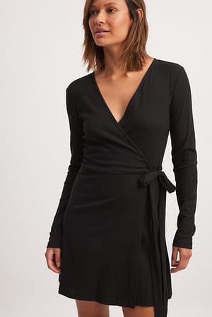 Black Recyklingowana krótka kopertowa sukienka z wiązaniem