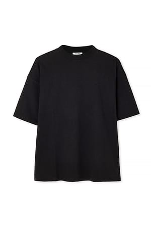 Black T-shirt oversize com ombros descaídos