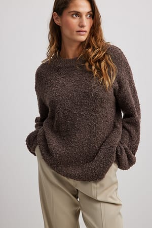 Brown Pull oversize structuré en maille à col rond