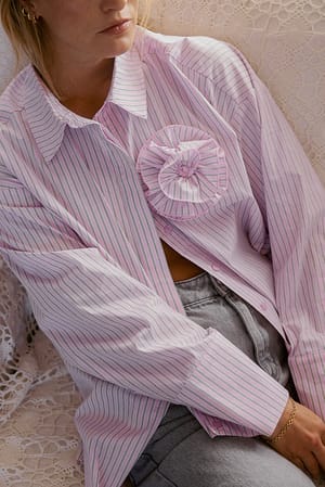 Pink Stripe Luźna prążkowana koszula z elementami kwiatów