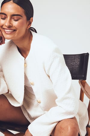 White Oversized-Jacke aus Tweed mit Knopfdetail