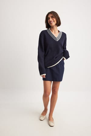 Dark Navy Luźny kontrastowy sweter z dekoltem w serek