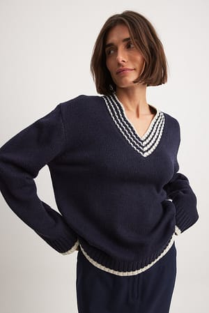 Dark Navy Luźny kontrastowy sweter z dekoltem w serek