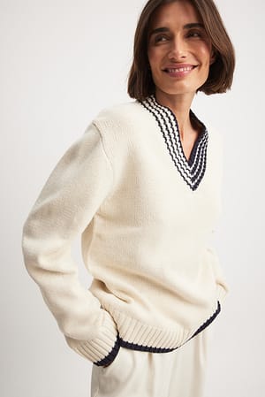 Cream Luźny kontrastowy sweter z dekoltem w serek