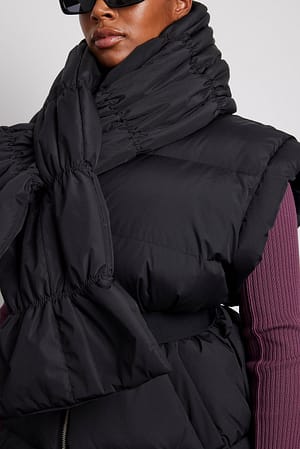 Black Vadderad scarf