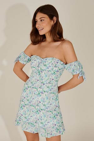 Camo Flower Resirkulert Off shoulder-kjole med knyttingdetaljer
