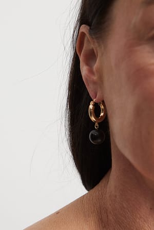 Gold Runda öronhängen med pärla