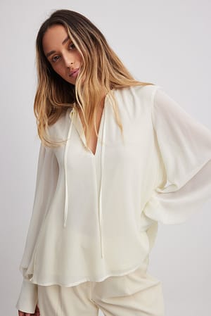 Cream Bluse med plisseret ryg og bindebånd i nakken