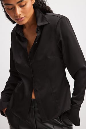 Black Skjorta i satin med spetsiga axlar