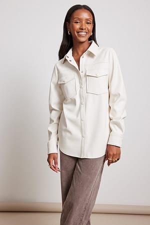 White PU-skjorte med doble lommer