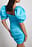 Vestido mini de mangas abalonadas adornado nas costas