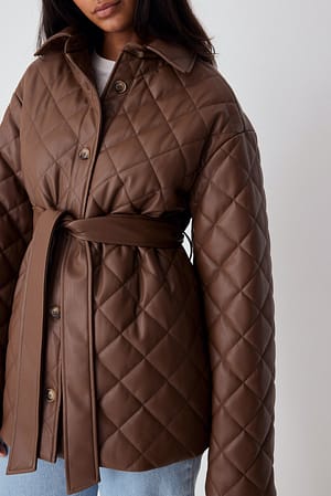 Chocolate Brown Pikowany krótki płaszcz z paskiem
