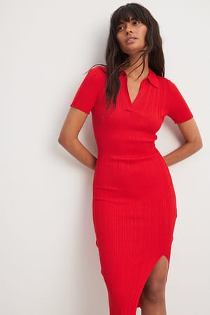 Red Ribgebreide midi-jurk met kraag