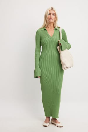 Green Rippenstrick-Kleid mit Trompetenärmeln