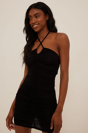 vrouwelijk beneden Gedachte Geplooide mini-jurk met uitsnijding Zwart | NA-KD