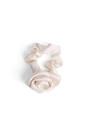 Offwhite Scrunchie med rose