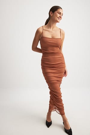 Rust Glitrende kjole i mesh med rysjer