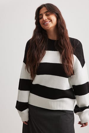 Black/White Strikket genser med striper og rund hals