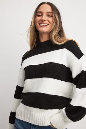 Black/White Strikket sweater med striber og rund hals