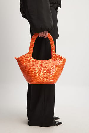Orange Taske i krokodillemønster med afrundet håndtag