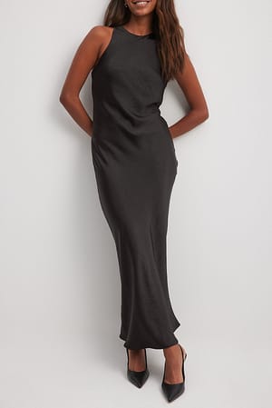 Black Satin-kjole med skråt snit