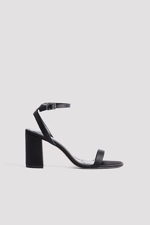 Black Sateng sandal med blokkhæl